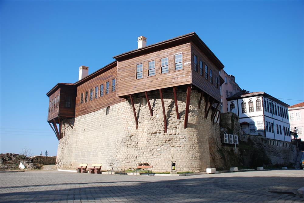 Bolaman Kalesi ve Hazinedaroğlu Konağı